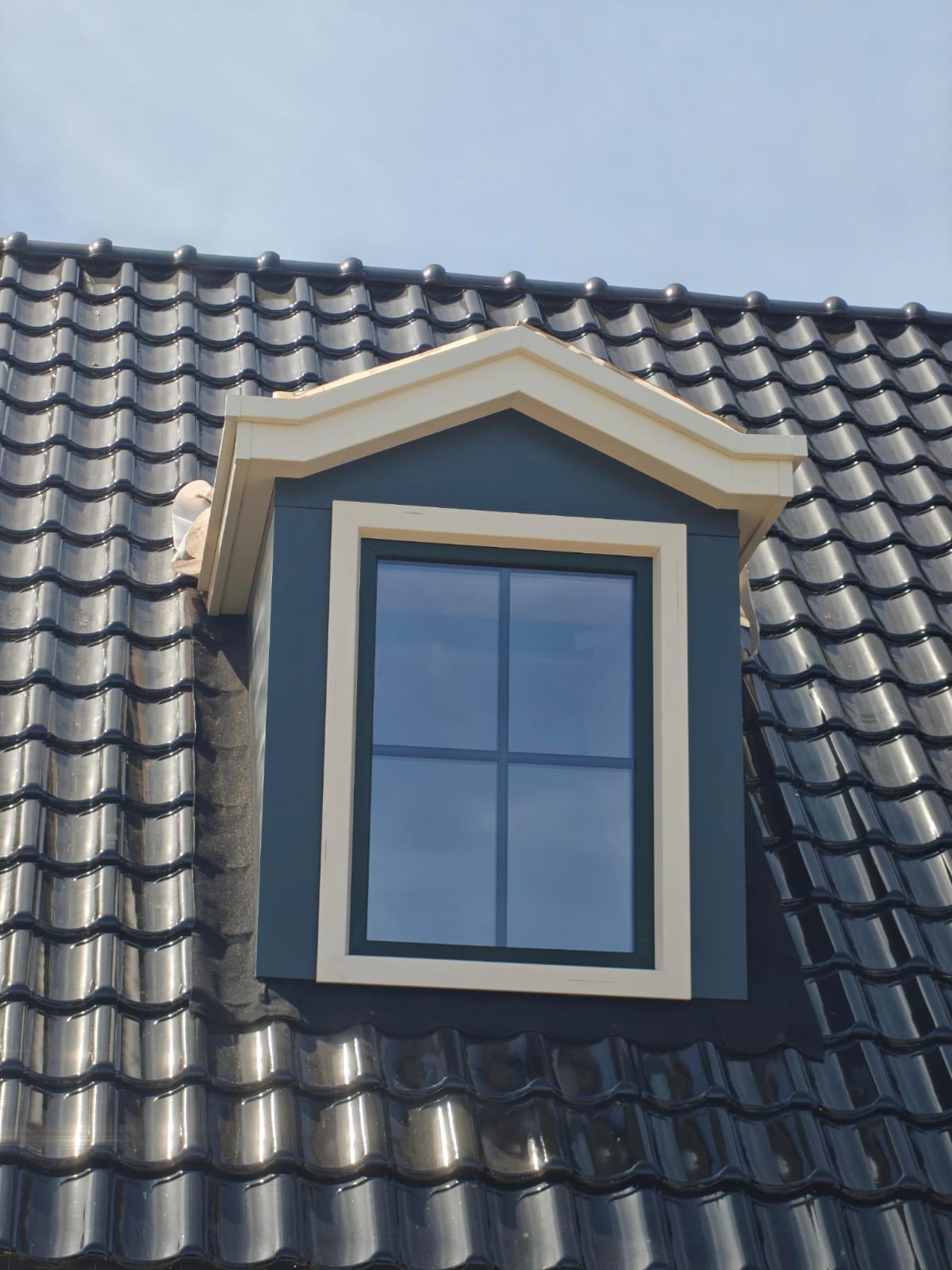 Afgewerkte dakkapel met raam