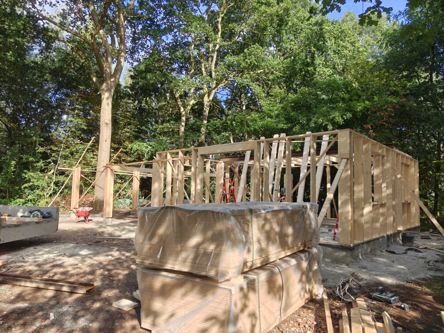 Houten frame van een woning in aanbouw